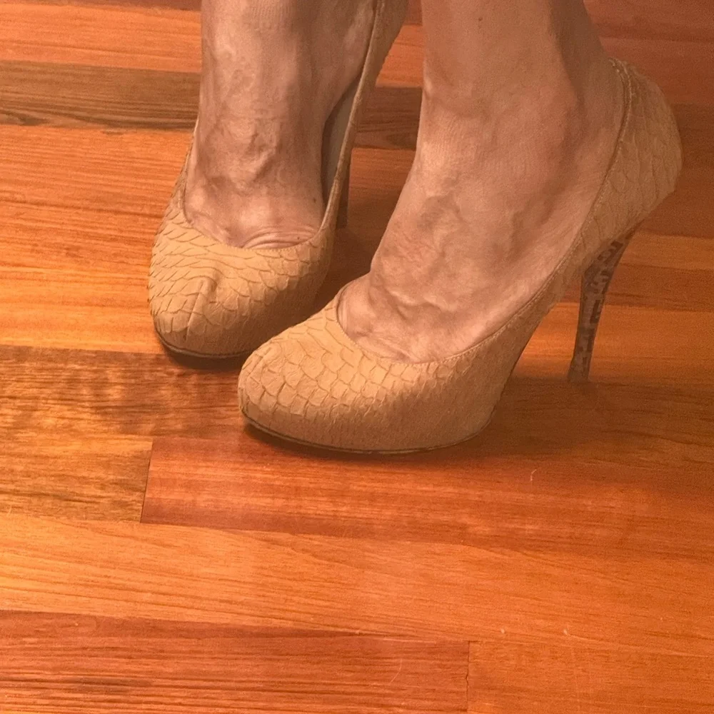 Fendi Brown Textured Heels - Picture 16 of 16